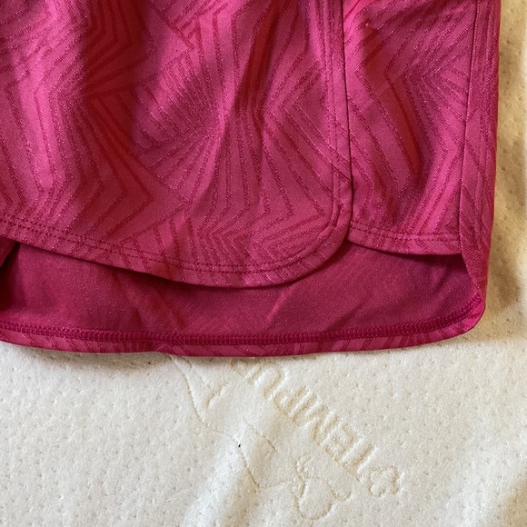 UNDER ARMOUR heat gear loose cut fit medium shorts pink - Picture 2 of 5